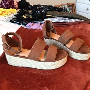 Espadrilles/ platforms